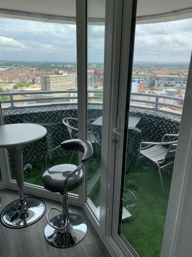 Luxury Panoramic Balcony Swindon Central Экстерьер фото